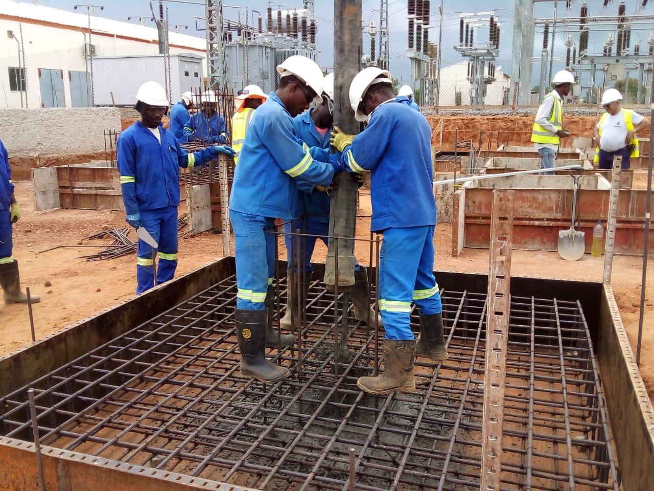 Grupo de trabalhadores reunido em obra, com equipamento de protecção